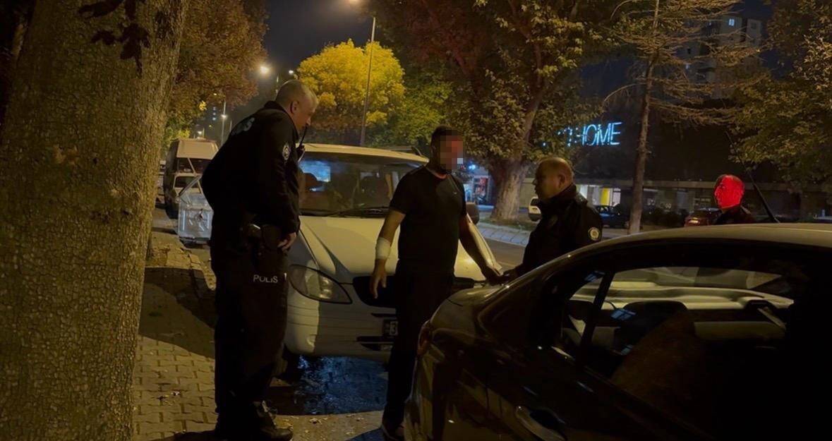 Kayseri'nin Melikgazi ilçesinde M.Y., annesinden para alamadıktan sonra bıçakla kendine