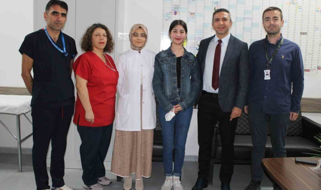Erciyes Üniversitesi’nde Anne Desteğiyle Böbrek Nakliyle Hayata Yeniden Tutan Kübra Varışlı’nın Başarısı Erciyes Üniversitesi'nde 18 yaşındaki Kübra Varışlı, annesi Nurşide Varışlı'dan aldığı