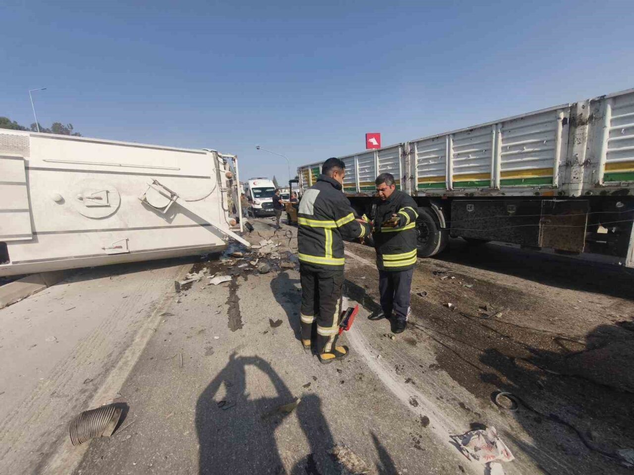 Hatay'da Antakya - İskenderun yolu Ovakent Mahallesi'nde tır ve kamyonun