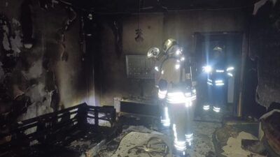 Hatay'ın Antakya ilçesindeki Dikmece Mahallesi'nde bir evde çıkan yangın, itfaiye