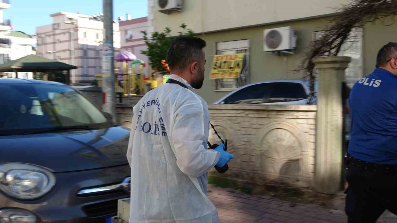 Antalya'nın Kepez ilçesinde 30 yaşındaki Tezcan Akçay, sabah saatlerinde odasında