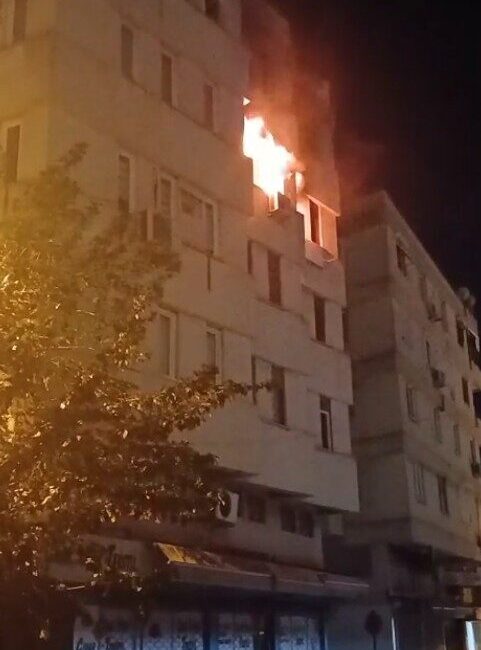 Antalya’da bir apartmanda çıkan yangın, itfaiyenin hızlı müdahalesiyle söndürüldü, hasar tespit ediliyor. Antalya'nın Muratpaşa ilçesinde bir apartmanın 4. katında çıkan yangın, itfaiye