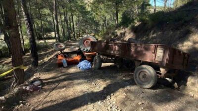 Antalya'nın Serik ilçesinde 61 yaşındaki Ramazan Selvi, traktörünün devrilmesi sonucu
