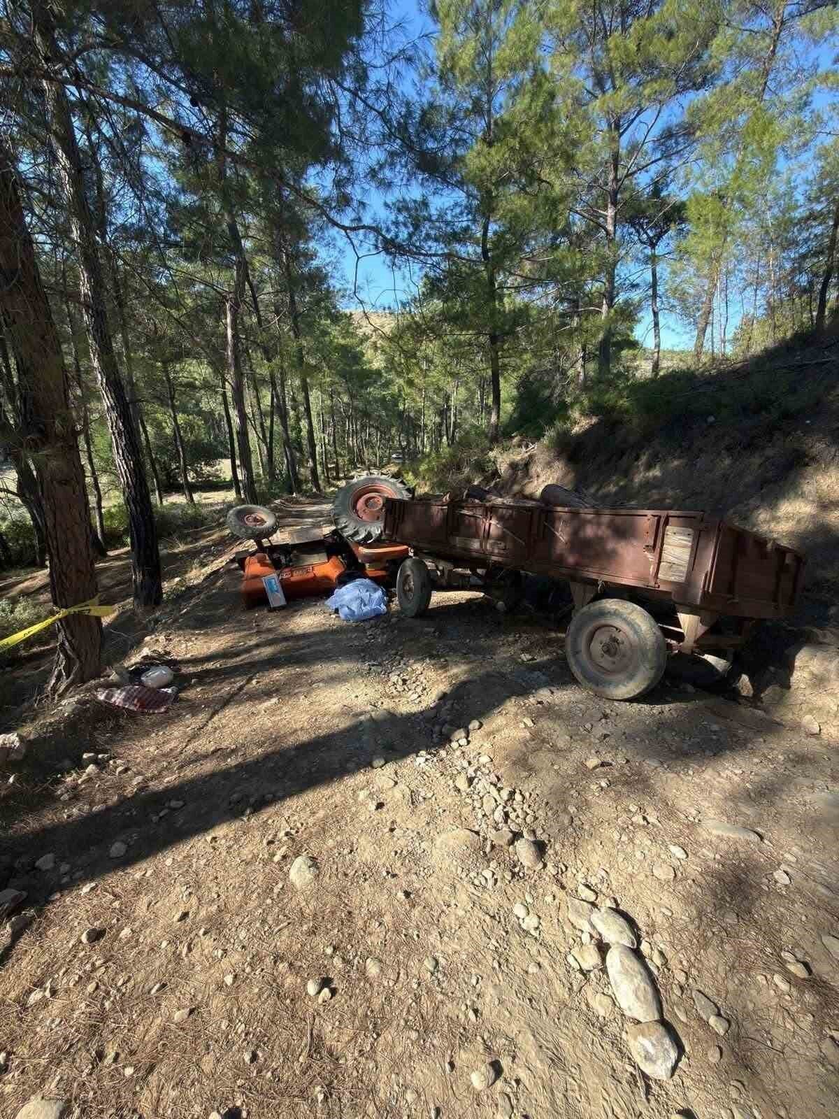 Antalya'nın Serik ilçesinde 61 yaşındaki Ramazan Selvi, traktörünün devrilmesi sonucu