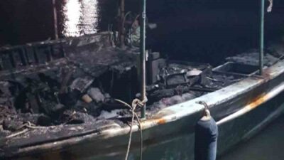 Antalya'nın Konyaaltı ilçesindeki Balıkçı Barınağı’nda şiddetli yağış sırasında düşen yıldırım,