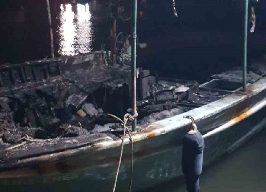 Antalya’daki Balıkçı Barınağı’nda Yıldırım Düşmesi Sonucu 3 Tekne Alev Alev Yandı Antalya'nın Konyaaltı ilçesindeki Balıkçı Barınağı’nda şiddetli yağış sırasında düşen yıldırım,