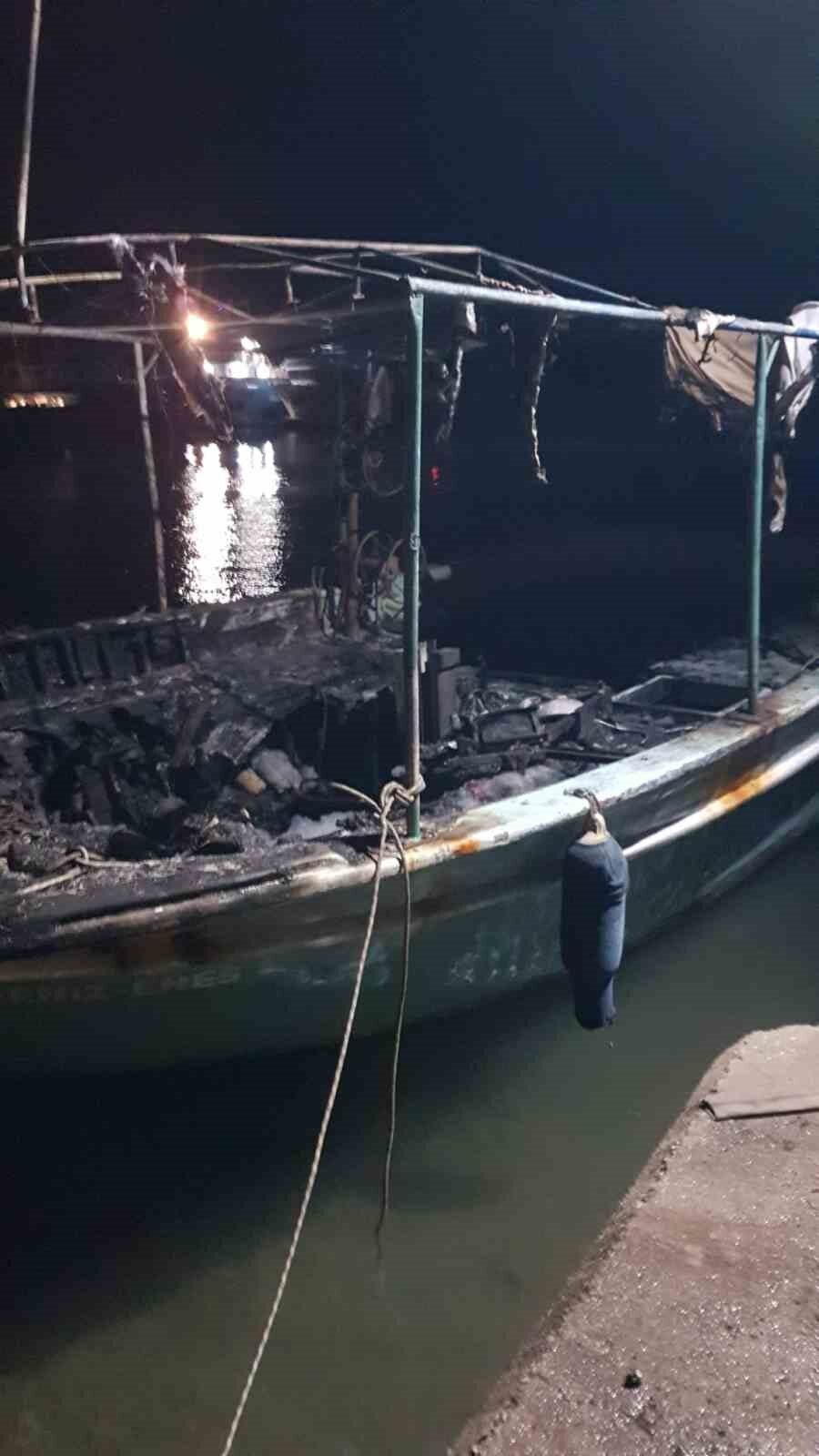 Antalya’daki Balıkçı Barınağı’nda Yıldırım Düşmesi Sonucu 3 Tekne Alev Alev Yandı