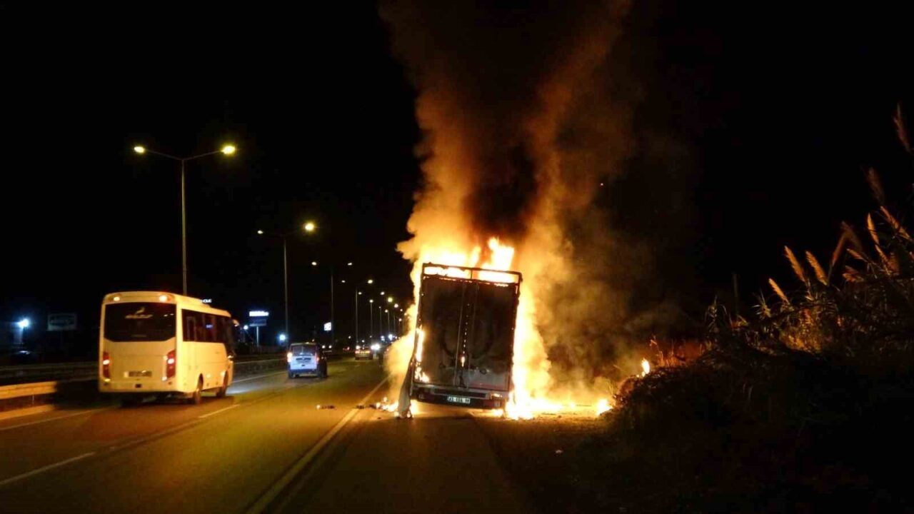 Manavgat’ta Nakliye Aracında Çıkan Yangın, İçindeki Elektronik Eşyaları Küle Çeviridi