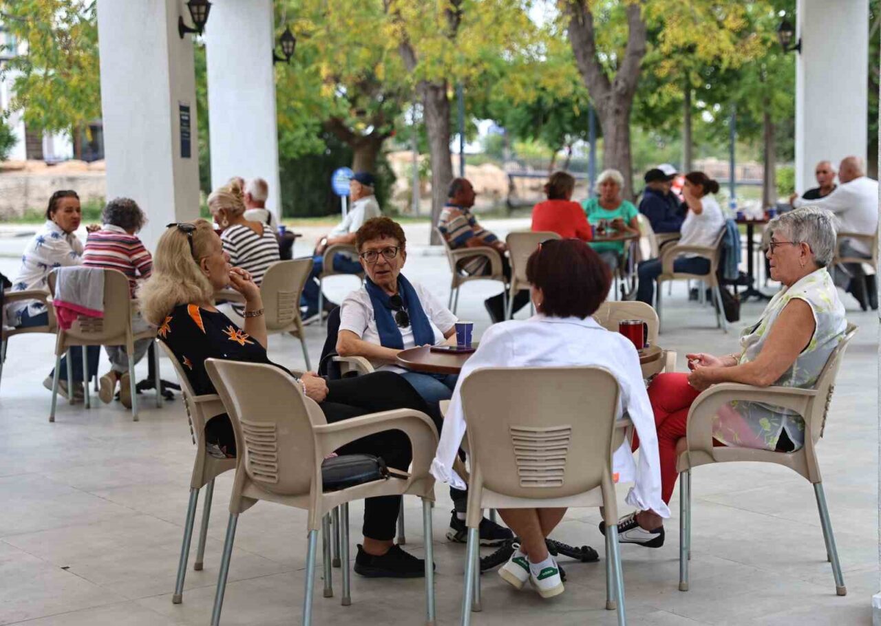 Antalya'da 2022 yılında açılan emekli kahveleri, sosyal hayata katılımı teşvik