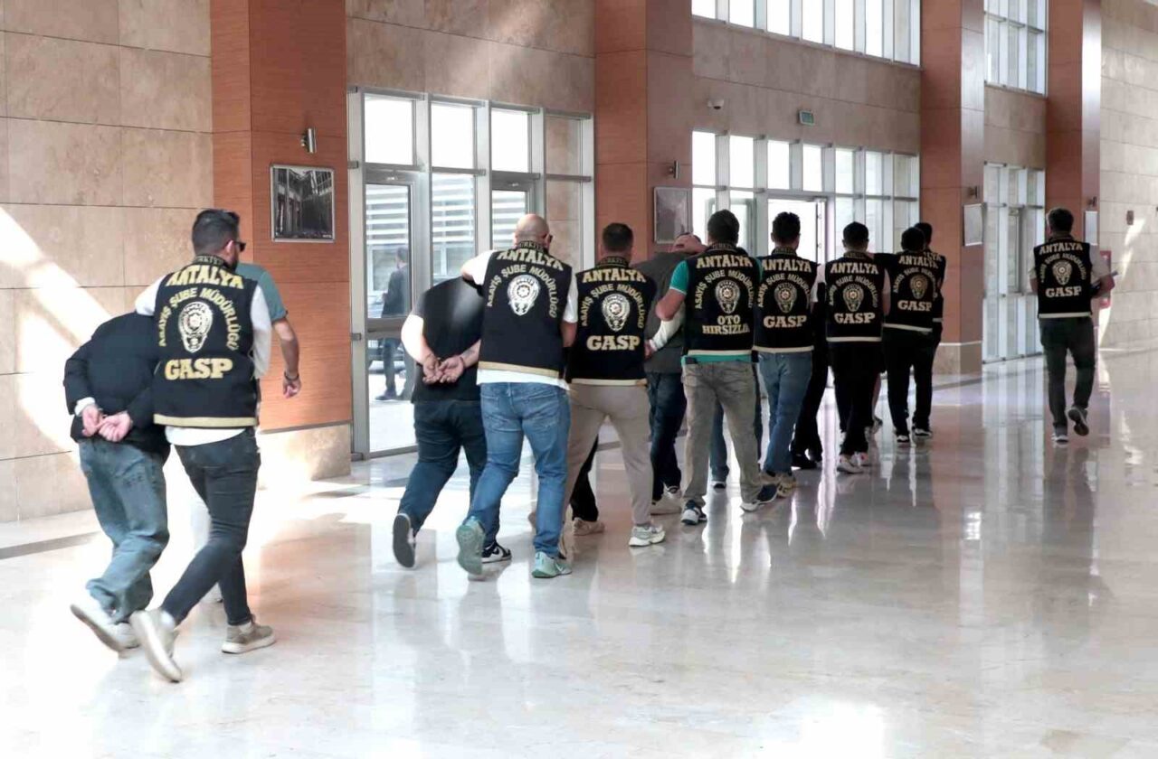 Antalya'da bir iş yerine zarar veren 10 kişi, emniyet güçleri