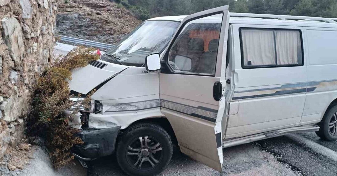 Antalya'nın Akseki ilçesinde Ramazan D. yönetimindeki ticari araç, "ölüm virajı"