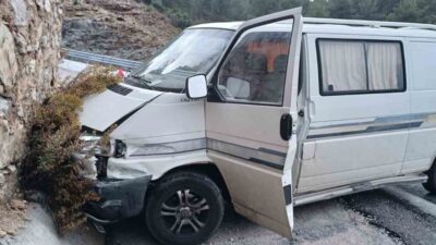 Antalya'nın Akseki ilçesinde Ramazan D. yönetimindeki ticari araç, "ölüm virajı"