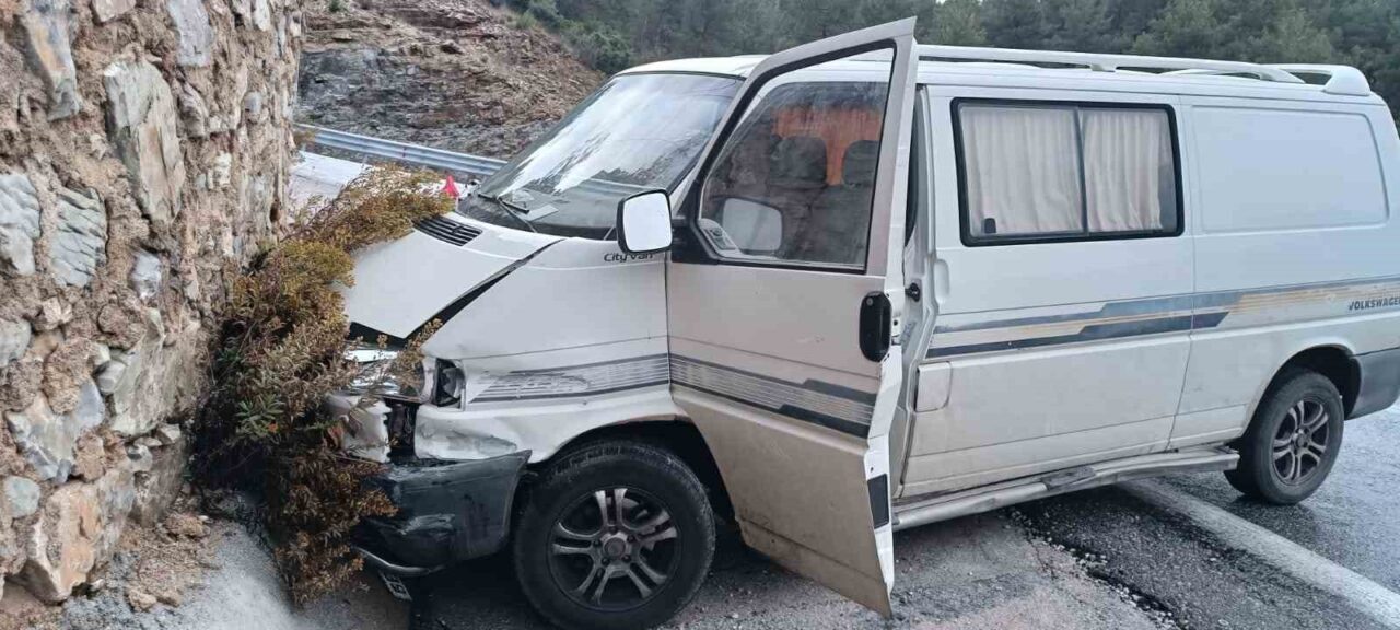 Antalya'nın Akseki ilçesinde Ramazan D. yönetimindeki ticari araç, "ölüm virajı"