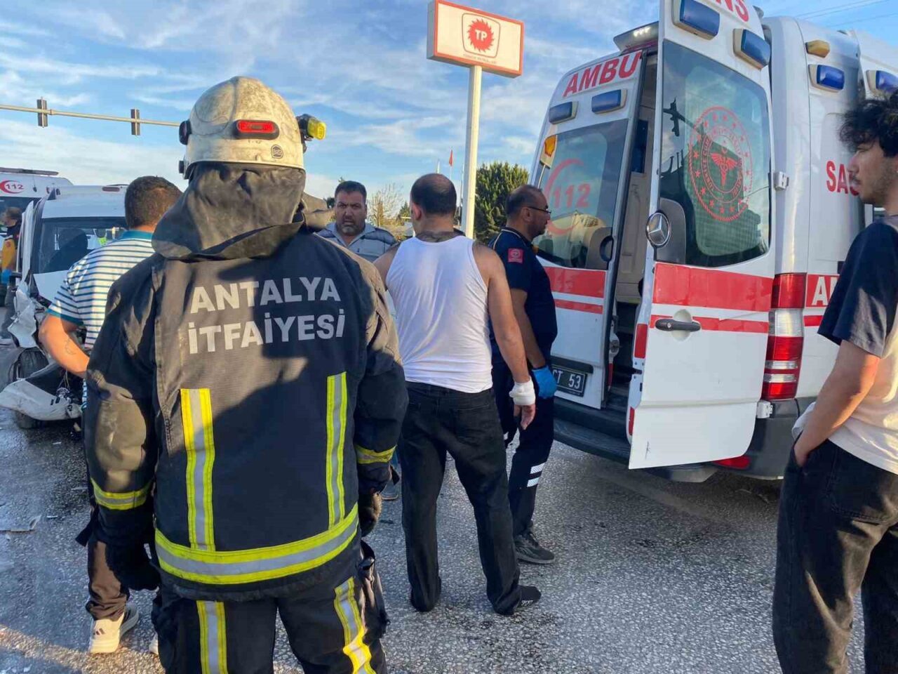 Antalya'nın Serik ilçesinde bir kavşakta meydana gelen kazada, Serhat S.