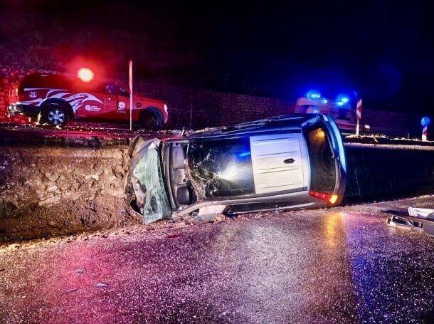 Antalya'nın Akseki ilçesinde, kaygan yolda Adem Aktürk'ün kullandığı araç kaza