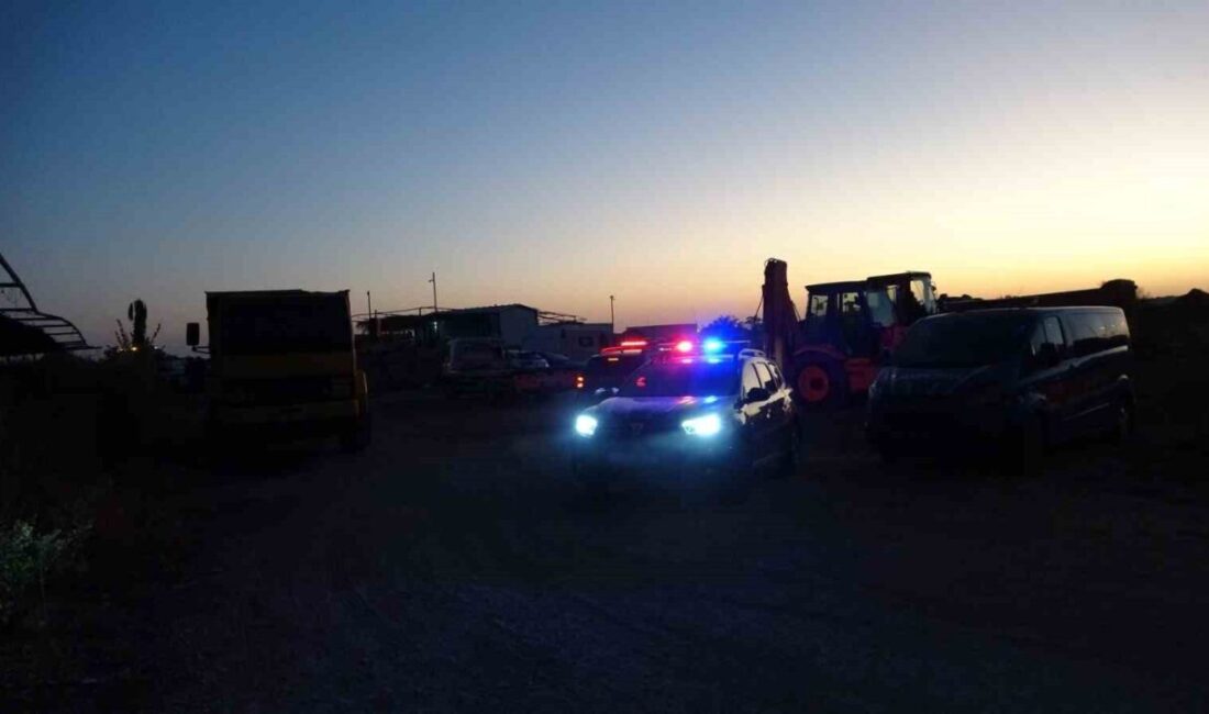 Manavgat'ta düzenlenen gece operasyonunda kum hırsızlığına karışan 3 kişi gözaltına