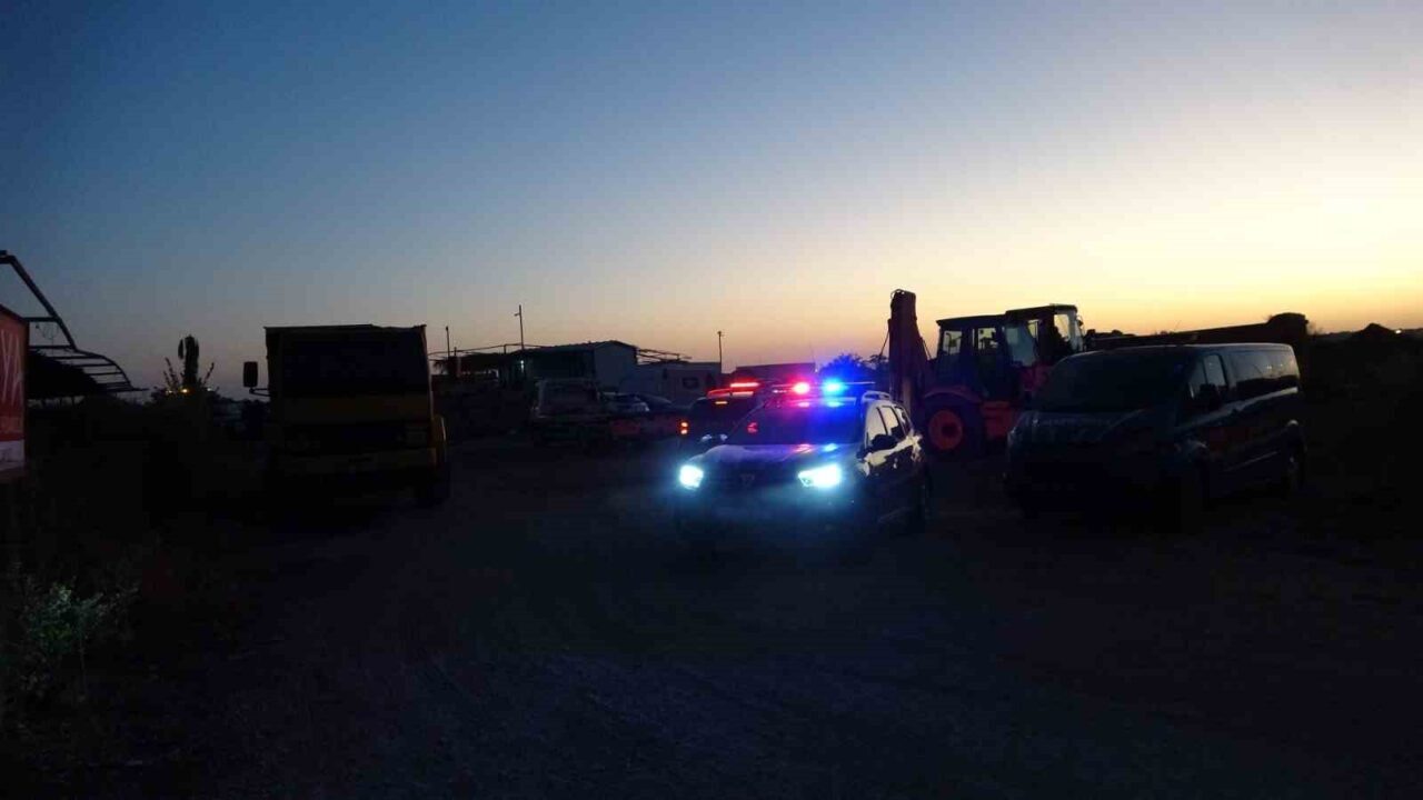 Antalya'nın Manavgat ilçesinde jandarmanın düzenlediği operasyonda sahil kumlarını çalan 3