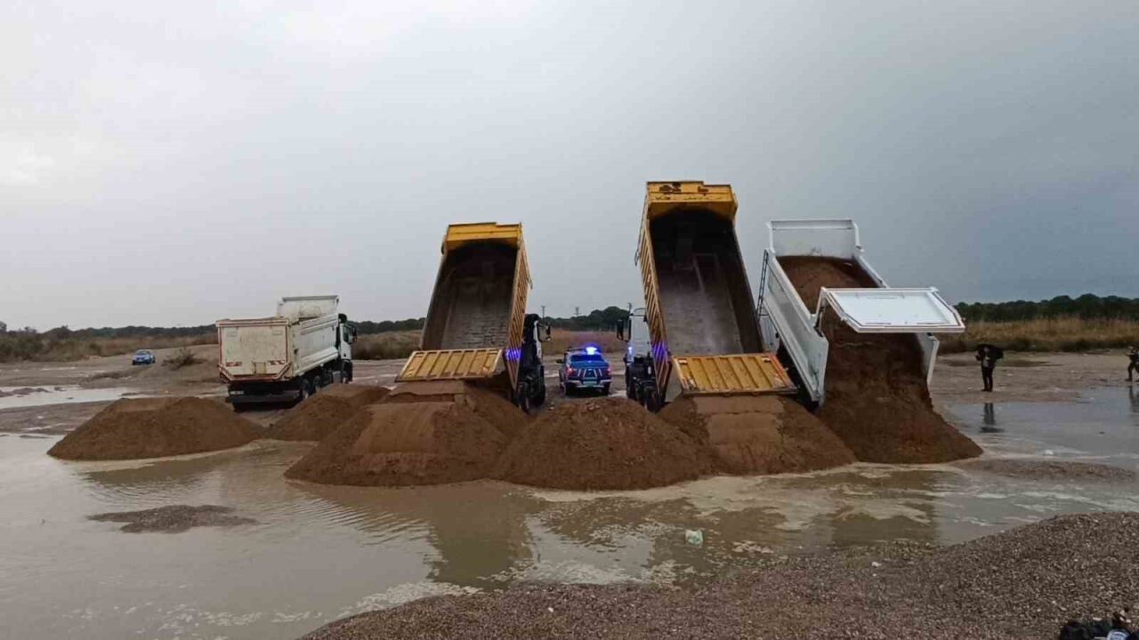 Manavgat'ta plaj kumlarını çalan hırsızlara yönelik düzenlenen operasyonda, 50 kamyon