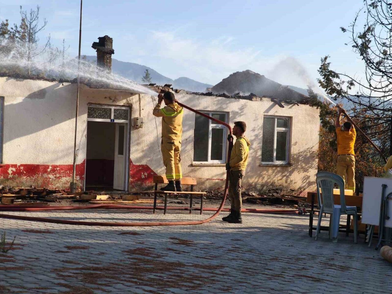 Antalya'nın Gazipaşa ilçesindeki Yeni Güney Mahallesi'nde, ormanlık alanda çıkan yangında