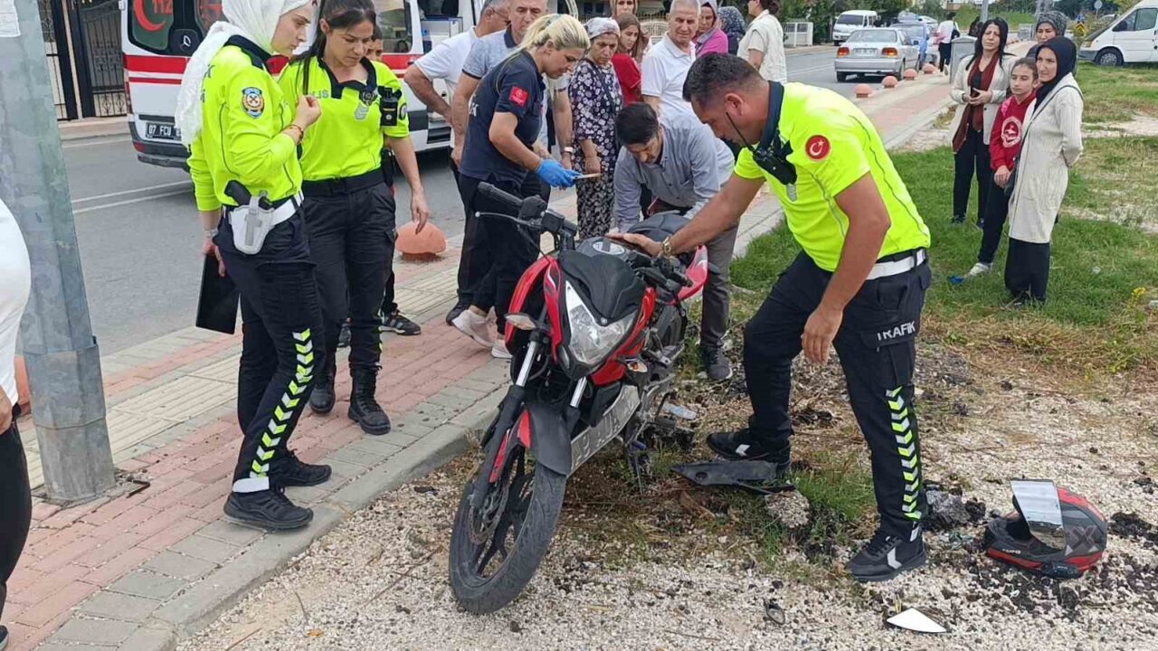 Antalya'nın Manavgat ilçesinde otomobil ve motosikletin çarpışması sonucu sürücüler Emircan