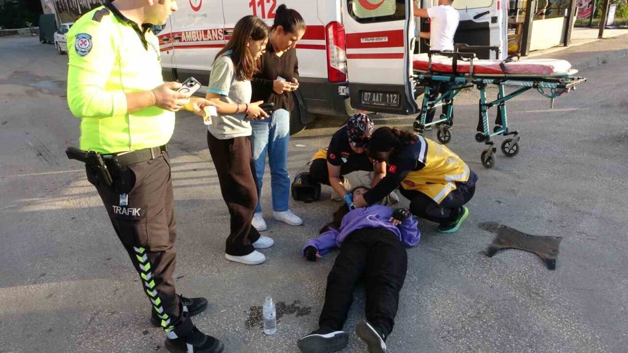 Antalya'nın Manavgat ilçesinde Tamer Ç.'nin kullandığı otomobil, İdil T.'nin motosikletiyle