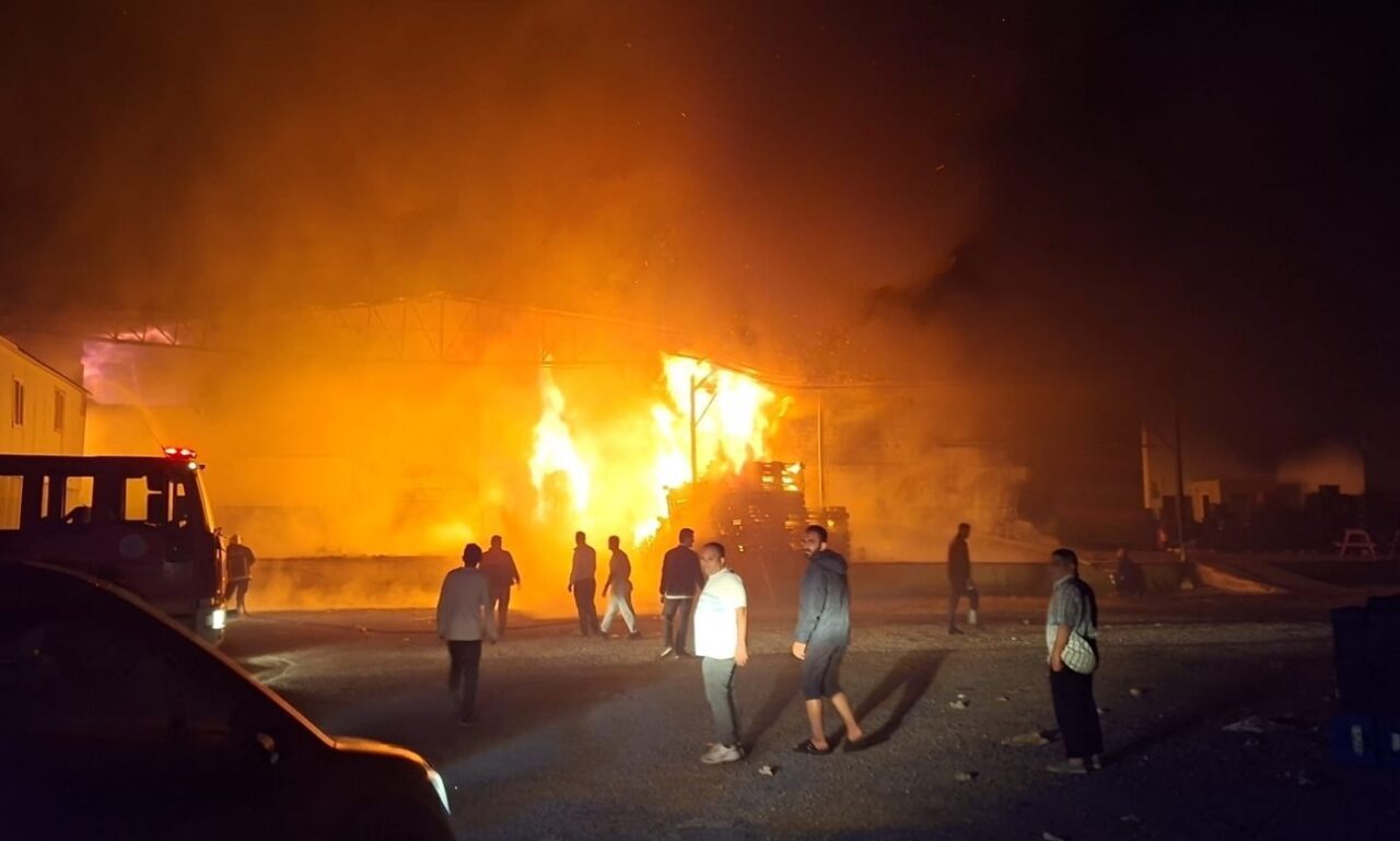 Antalya'nın Aksu ilçesindeki meyve-sebze paketleme fabrikasında çıkan yangın, hızlı bir