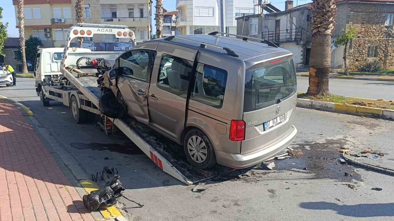 Manavgat’ta ticari araç palmiye ağacına çarptı, sürücü hastaneye kaldırıldı