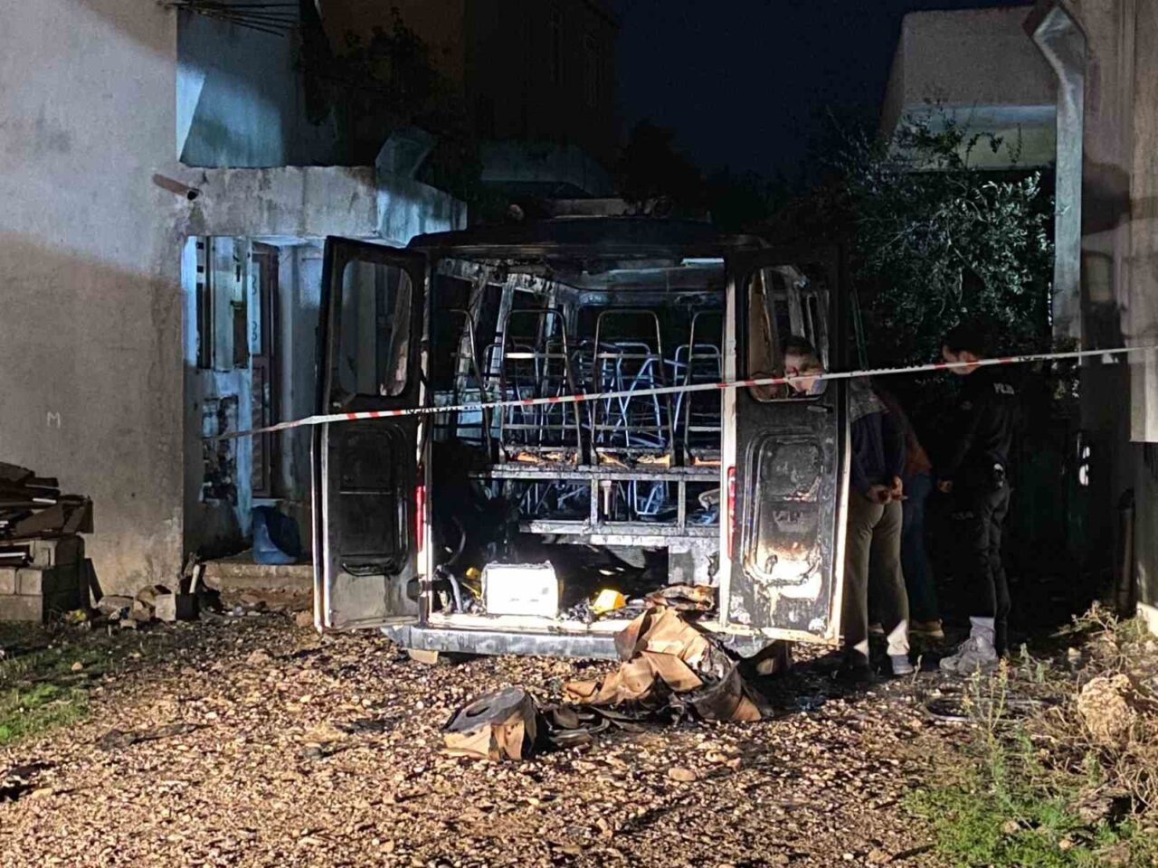 Antalya'nın Serik ilçesinde İbrahim A.'na ait park halindeki minibüs, bilinmeyen