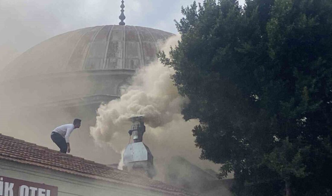 Antalya'nın Kaleiçi bölgesinde bir restoranda çıkan yangın, çevredeki duman nedeniyle