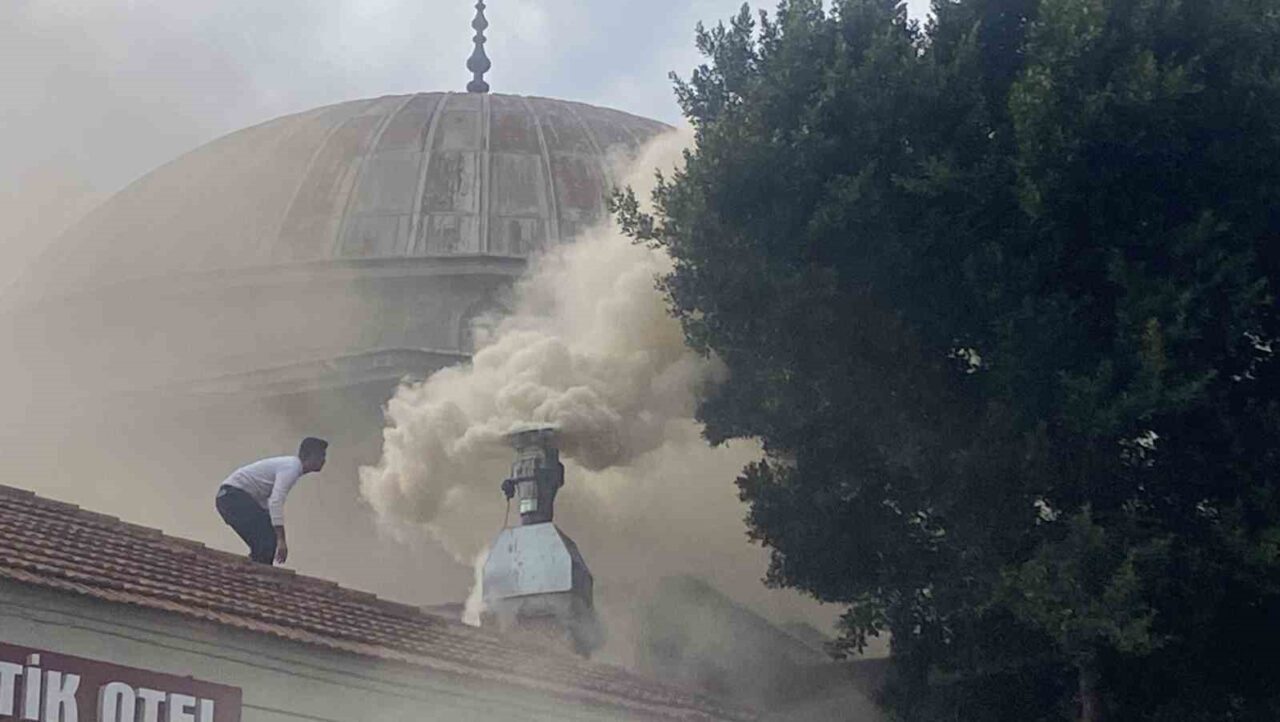 Antalya'nın Kaleiçi bölgesinde bir restoranda çıkan yangın, çevredeki duman nedeniyle