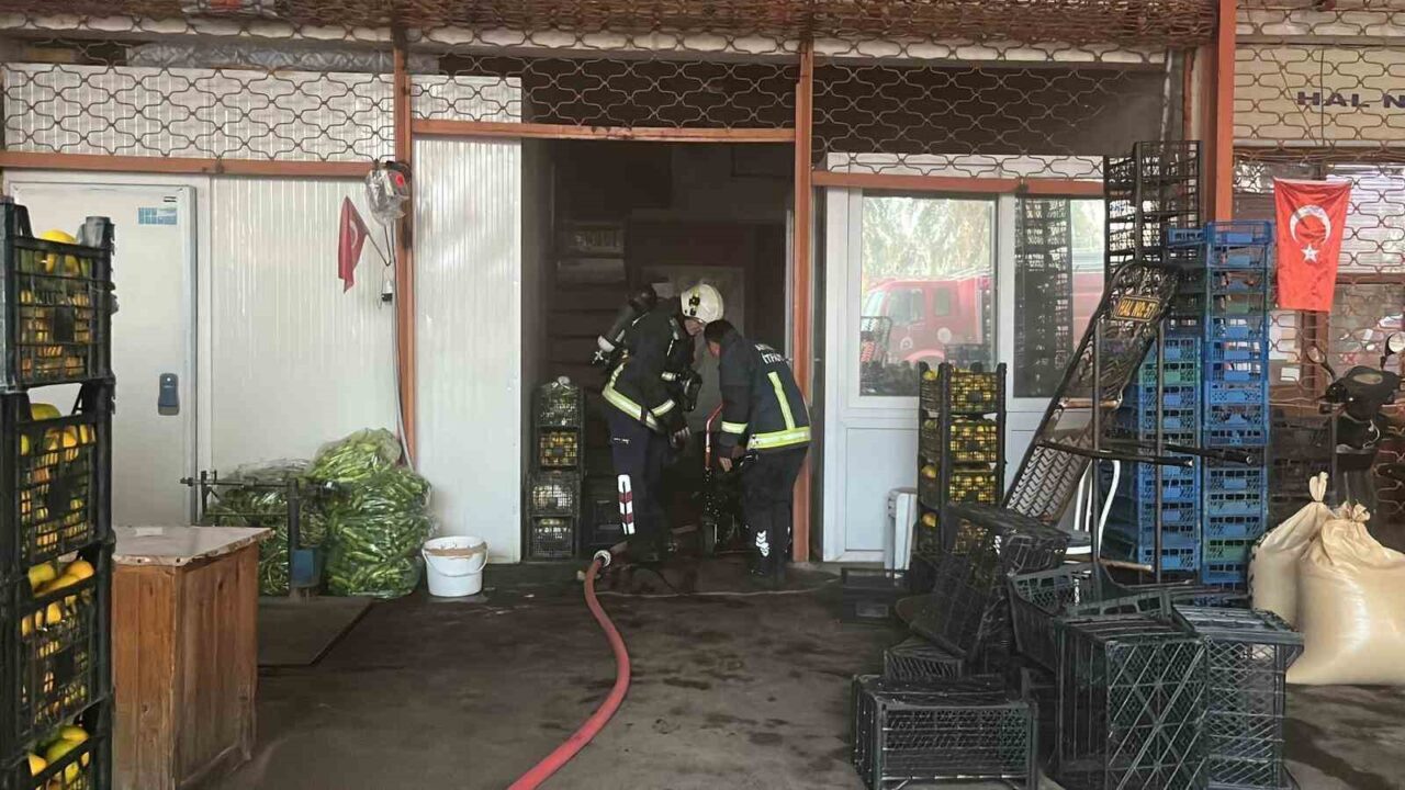 Antalya’nın Alanya ilçesinde bir sebze meyve deposunda çıkan yangın, saat