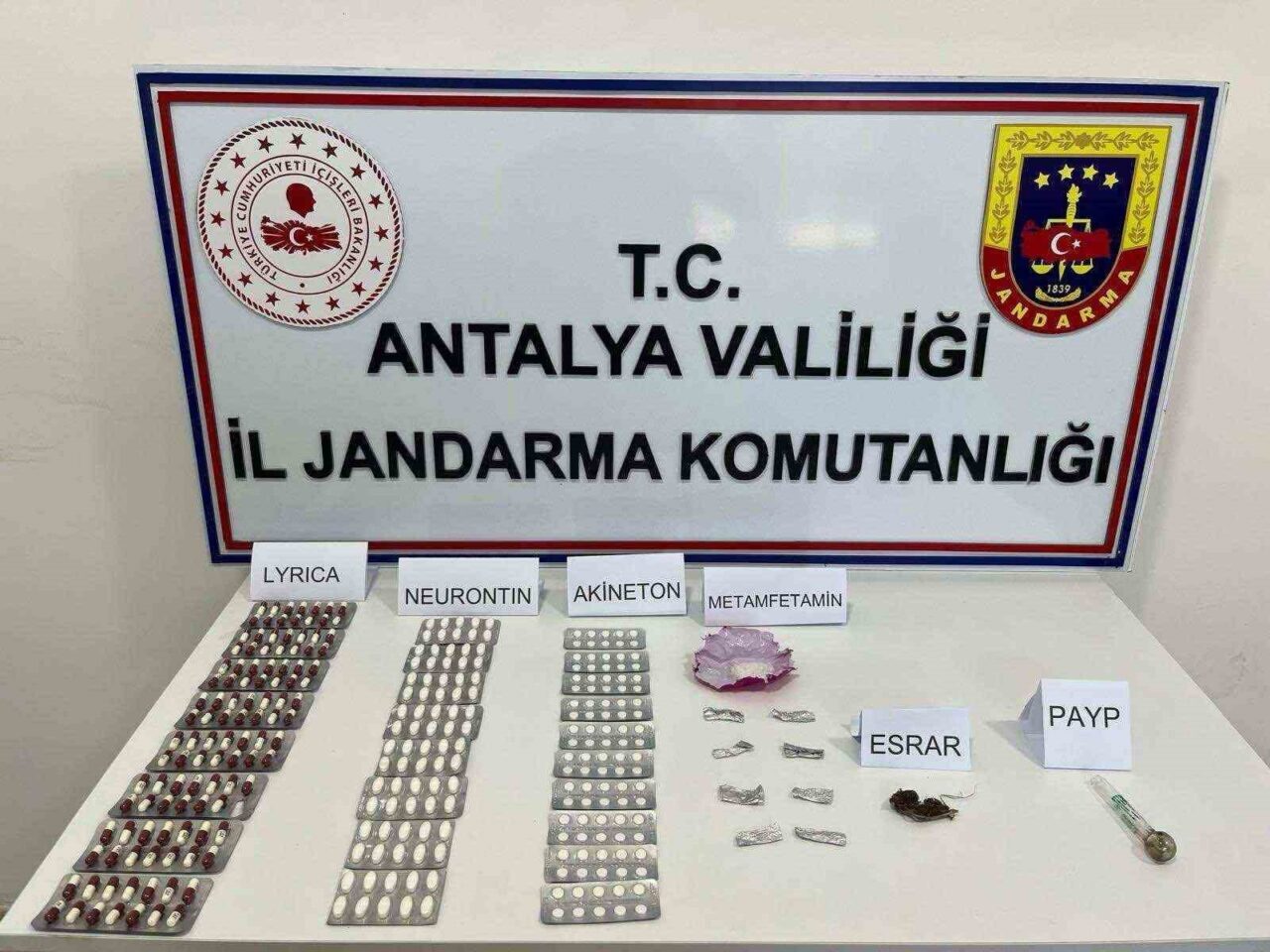 Antalya'nın Alanya ilçesinde jandarma, yürüttüğü uyuşturucu operasyonunda 453 sentetik hap,