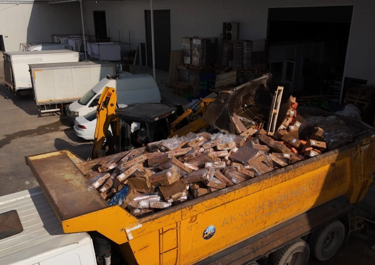 Antalya'nın Aksu ilçesinde zabıta ekipleri, 4 soğuk hava deposunda yaklaşık