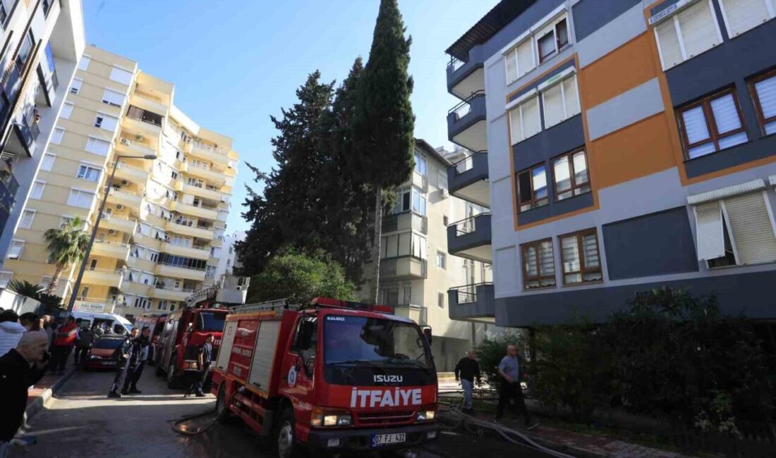 Antalya'nın Muratpaşa ilçesindeki bir apartmanın teras katında çıkan yangın paniğe
