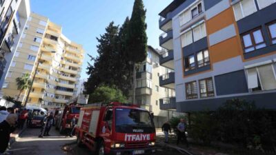 Antalya'nın Muratpaşa ilçesindeki bir apartmanın teras katında çıkan yangın paniğe