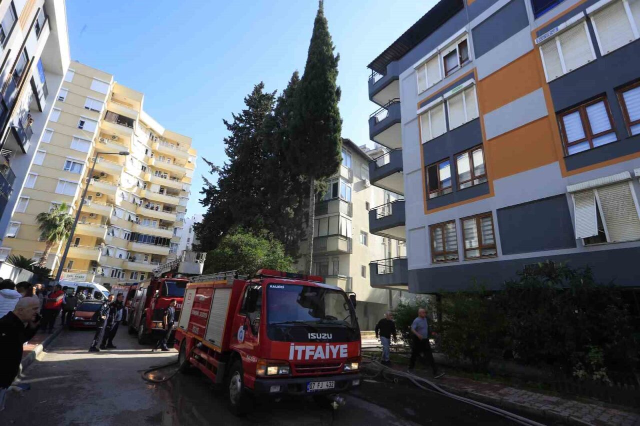 Antalya'nın Muratpaşa ilçesindeki bir apartmanın teras katında çıkan yangın paniğe