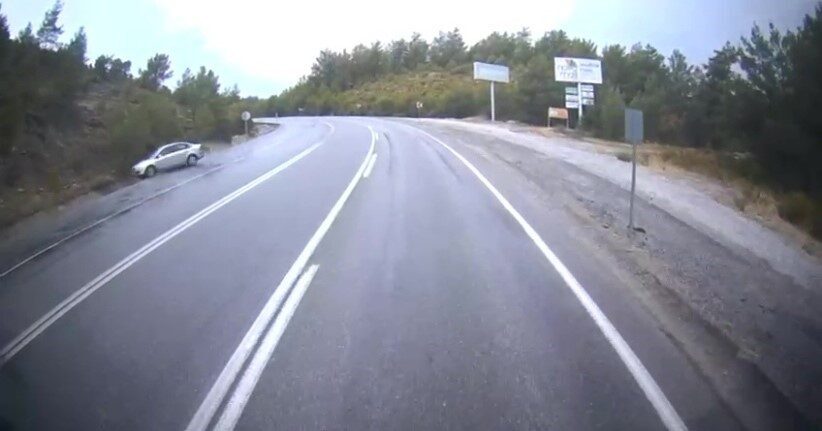 Manavgat’ta Yağmurlu Havada Direksiyon Hakimiyeti Kaybeden Araç Takla Attı, İki Kişi Yaralandı Antalya'nın Manavgat ilçesinde yağış nedeniyle kayganlaşan yolda, Mahmut Y. yönetimindeki