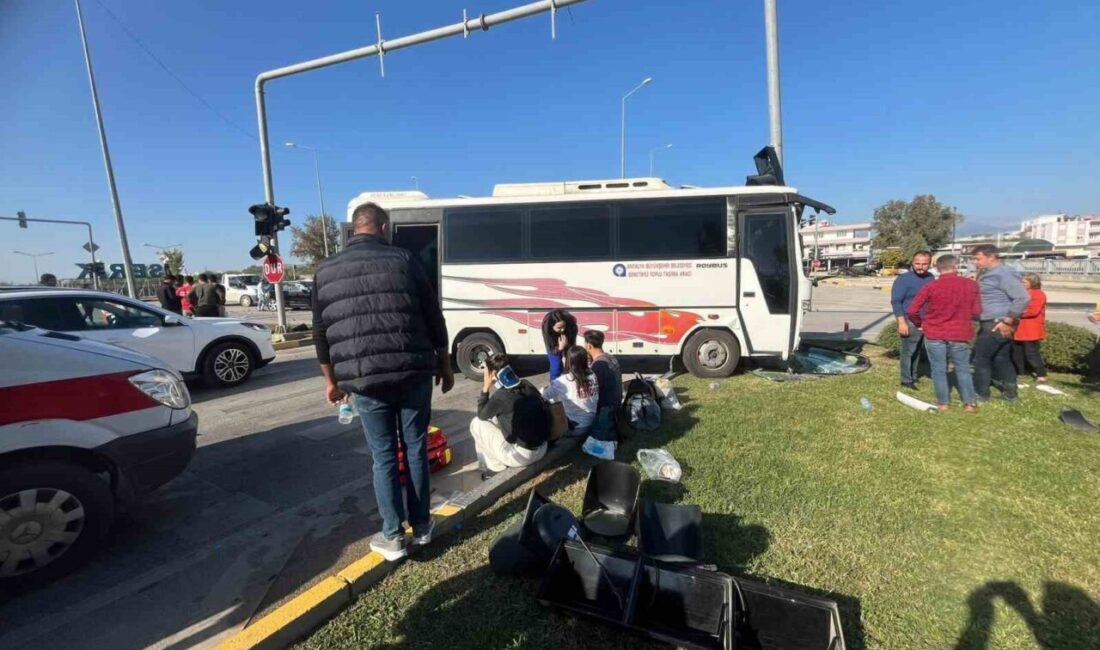 Antalya'nın Serik ilçesinde şehir içi yolcu midibüsü ile bir otomobilin
