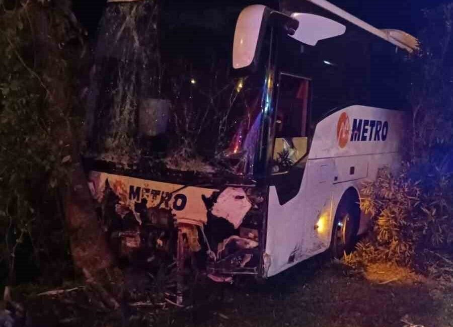 Alanya'da bir yolcu otobüsü, sürücüsünün direksiyon hakimiyetini kaybetmesi sonrası refüje