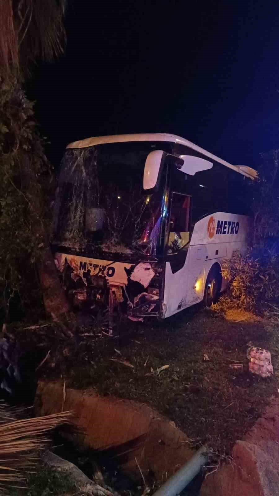 Alanya'da bir yolcu otobüsü, sürücüsünün direksiyon hakimiyetini kaybetmesi sonrası refüje