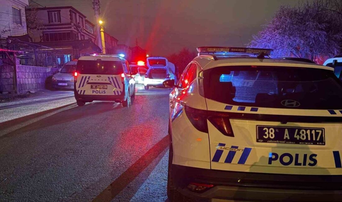 Kayseri’de Polislerin ‘Dur’ İhtarına Uymayan Sürücü, Çalıntı Araçla Yakalandı Kayseri'nin Melikgazi ilçesinde, S.K. adlı sürücü, polisin 'dur' ihtarına uymayarak