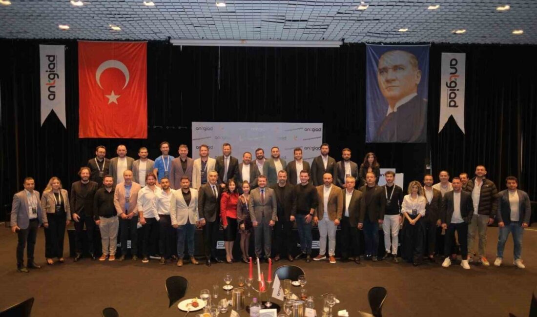 Antalya Genç İş İnsanları Derneği’nin (ANTGİAD) toplantısında girişimci Hüseyin Özbek,