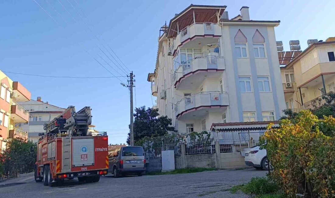 Antalya'nın Manavgat ilçesinde bir apartmanın çatısında çıkan yangın, patlayan plastik