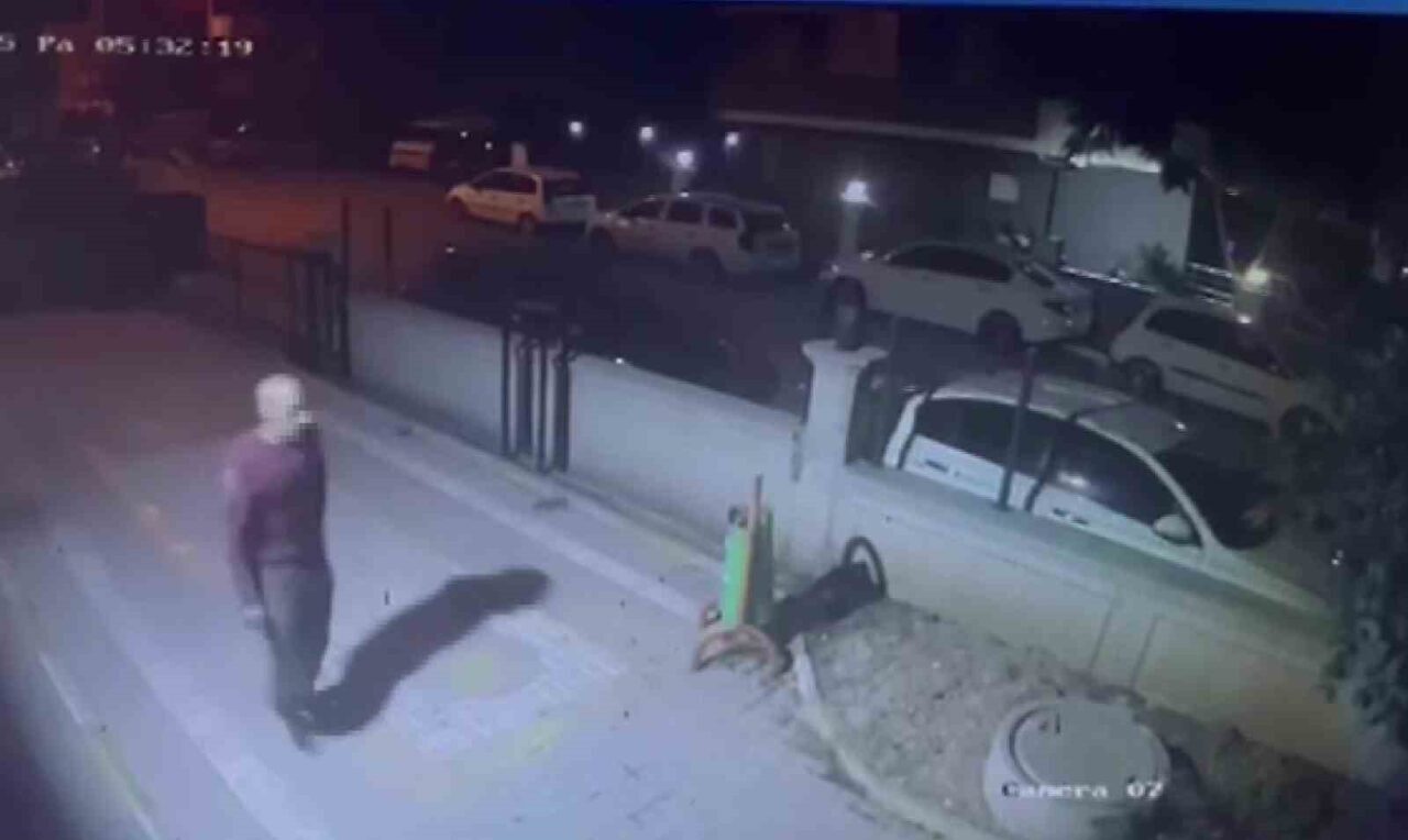 Adana'nın Yeşilyurt Mahallesi'nde, bir apartmanın otoparkından bisiklet çalan şüpheli güvenlik