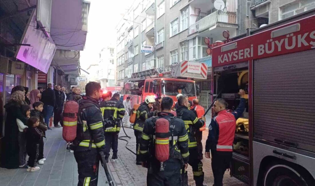 Kayseri'nin Kocasinan ilçesindeki 4 katlı bir apartmanın koridorunda eşyaların alev
