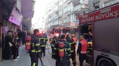 Kayseri'nin Kocasinan ilçesindeki 4 katlı bir apartmanın koridorunda eşyaların alev