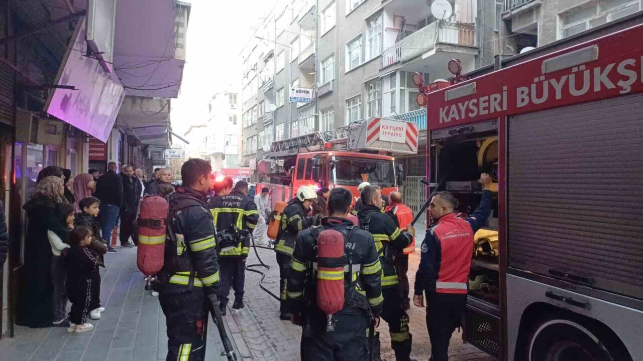 Kayseri'nin Kocasinan ilçesindeki 4 katlı bir apartmanın koridorunda eşyaların alev