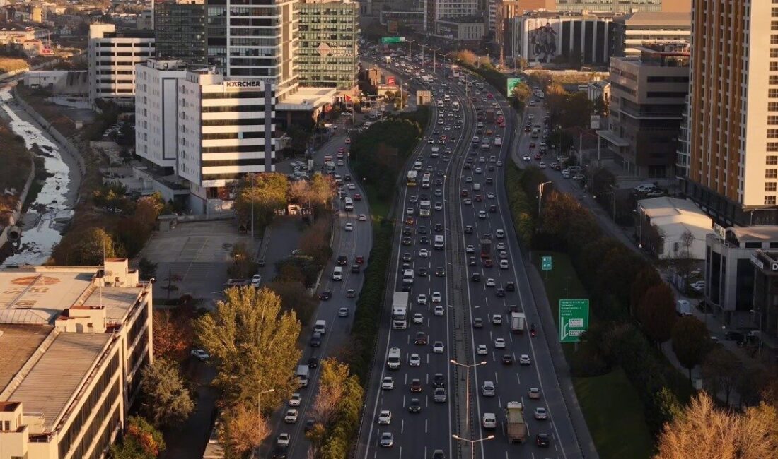 İstanbul’da Ara Tatil Sonrası Okul Açılışında Trafik Yoğunluğu Yüzde 80’e Çıktı İstanbul'daki okulların ara tatilin sona ermesiyle trafik yoğunluğu yüzde 80