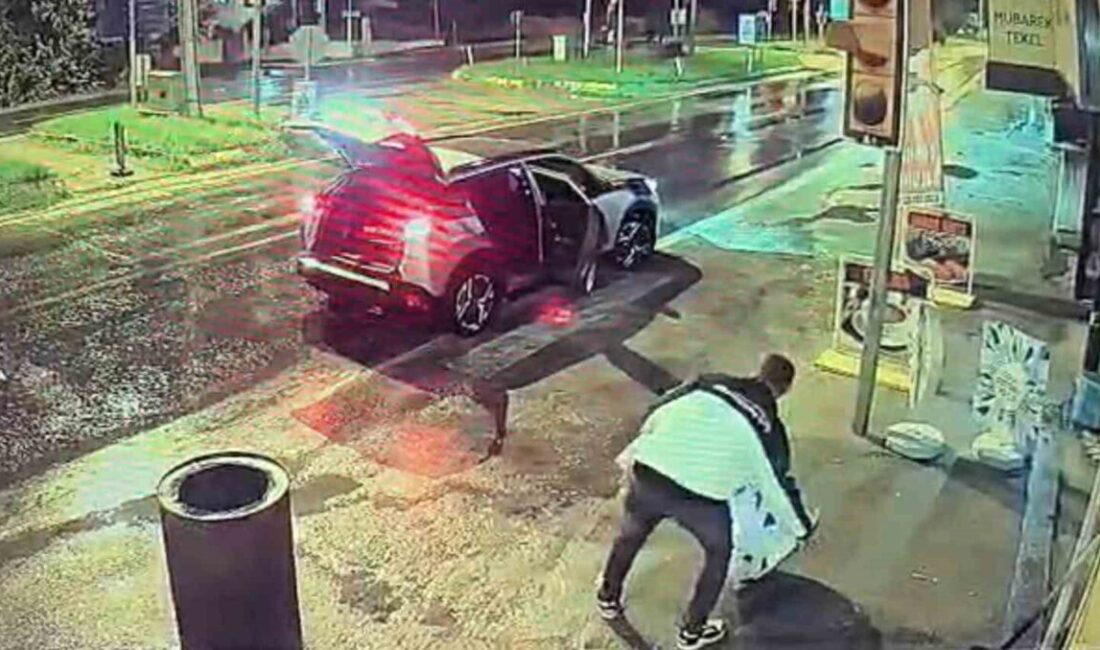 İzmir Tire'de bir marketin önündeki reklam varilini çalmaya çalışan ancak