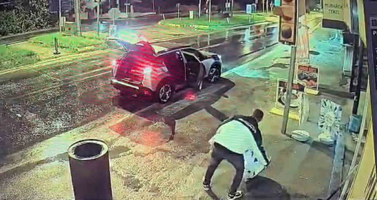 Tire’de Bir Market Önünde Hırsızlık Denemesi: Varil Hedef Olunca Lüks Araçla Kaçamadı